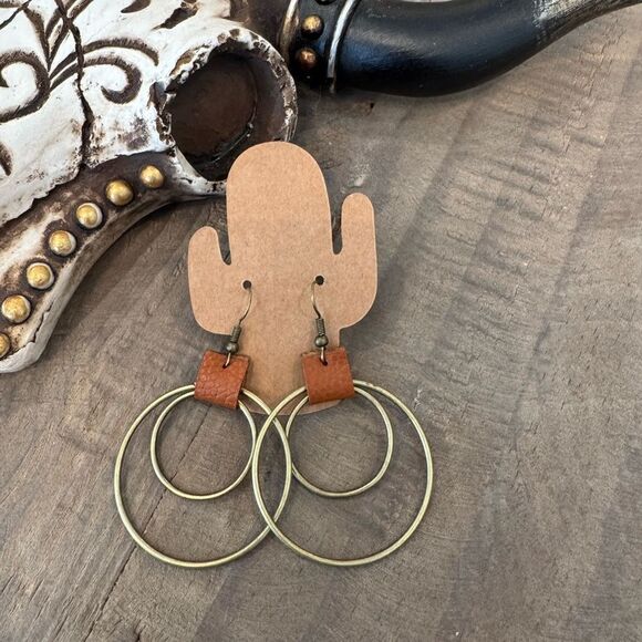 Leather and gold hoop Earrings - Picture 2 of 3